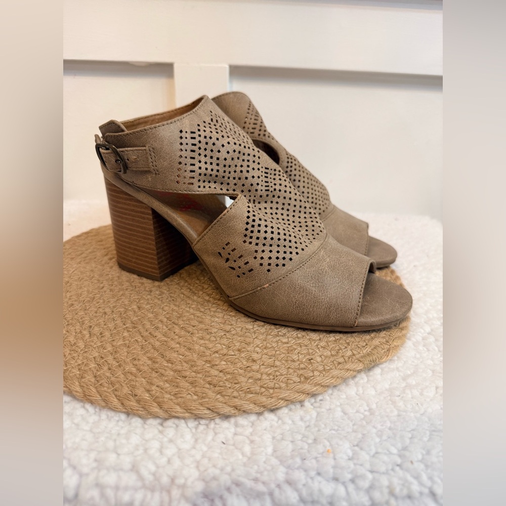 Jellypop‎ Poland Ankle Strap Wedge Sandals